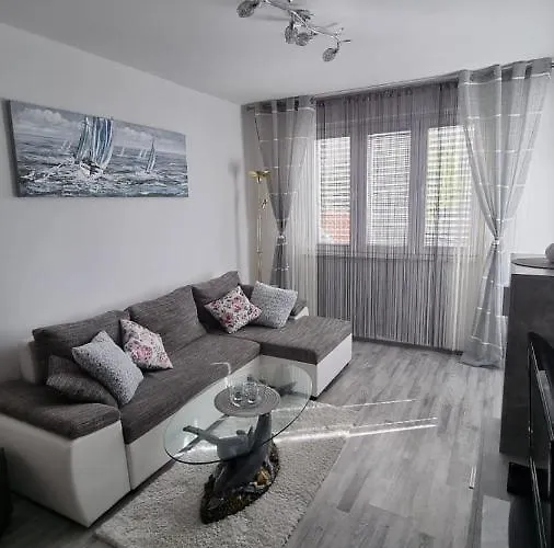 Nikol 马卡尔斯卡