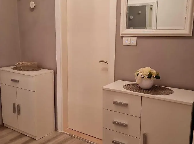 Nikol Макарска