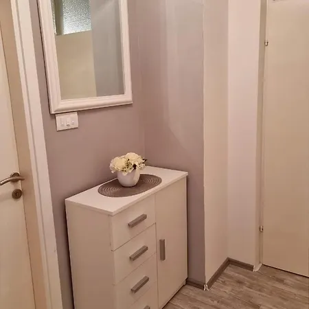 Nikol * マカルスカ